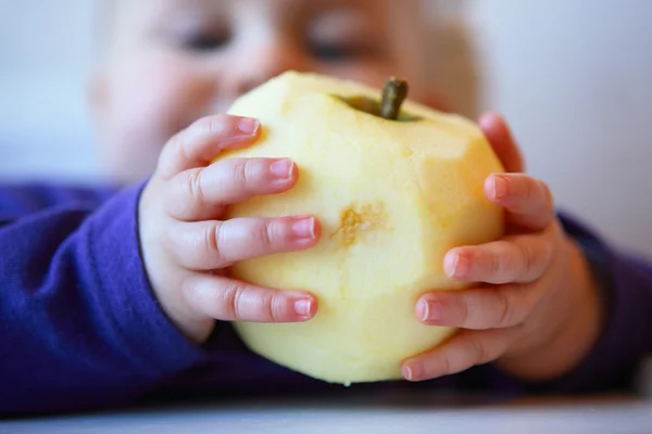 Apple ile çocuk
