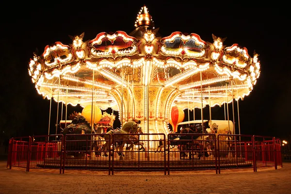 Carrossel (Merry-Go-Round) iluminado à noite. A foto foi tirada perto de Paris, França — Fotografia de Stock