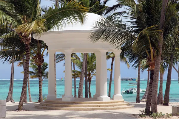 Rotunda branca para casamentos em uma praia tropical — Fotografia de Stock