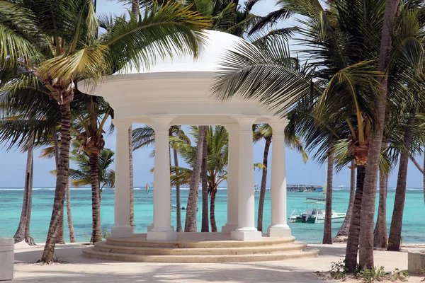 Rotonda blanca para bodas en una playa tropical Imagen De Stock