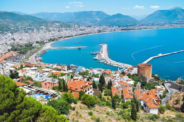 Ciudad turca de Alanya en el mar Mediterráneo — Foto de Stock