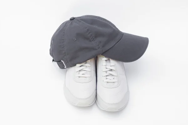 Koşu ayakkabıları ve beyzbol şapkası — Stok fotoğraf