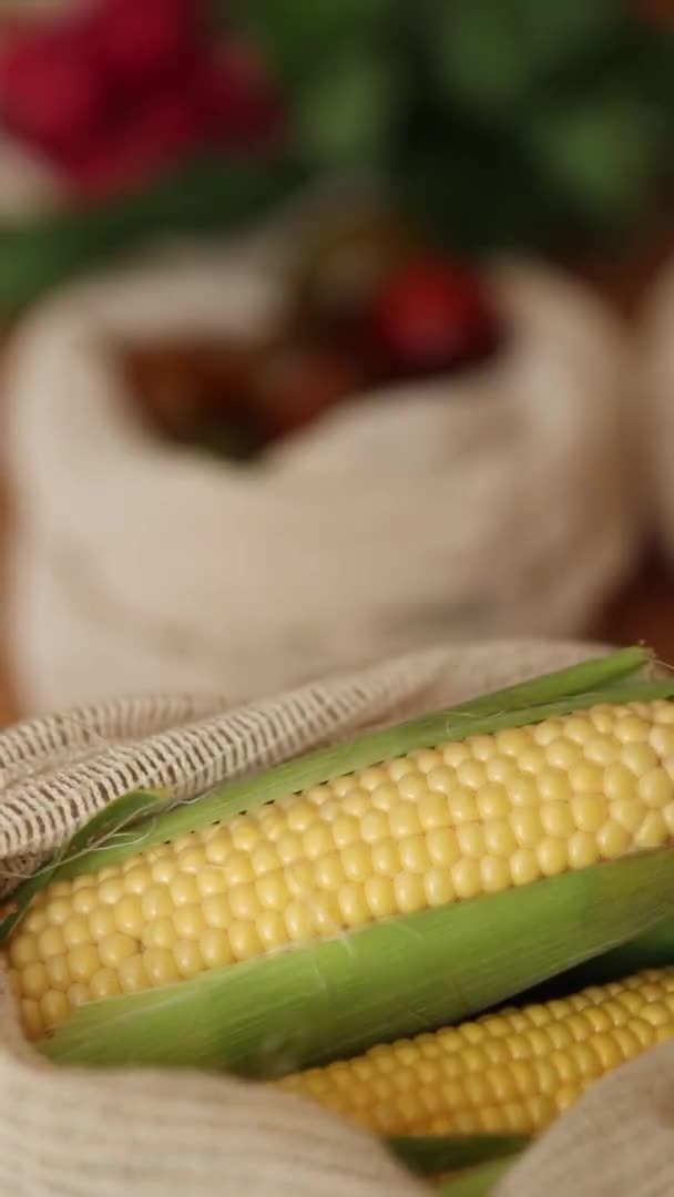Friss nyers kukorica ökovászon zacskóban. Vattacsomagok zöldségekkel. Zéró hulladék vásárlási koncepció. Műanyag szabad tárgyak. függőleges videó — Stock videók