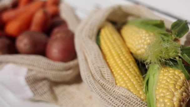 Friss nyers kukorica ökovászon zacskóban. Vattacsomagok zöldségekkel. Zéró hulladék vásárlási koncepció. Műanyag szabad tárgyak — Stock videók