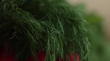 Market poşetinde turp. Sebzeler ahşap masada tekrar kullanılabilir pamuk torbalarda. Sıfır atık alışveriş kavramı. Plastiksiz ögeler