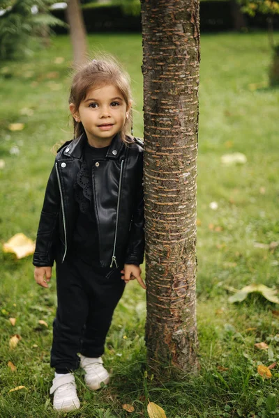 Hermosa niñita caminando en el parque. Niño feliz al aire libre. Humor de otoño — Foto de Stock