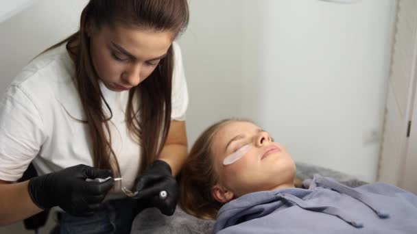 Young woman preparing for making eyelashes lamination in beauty studio — Stock Video