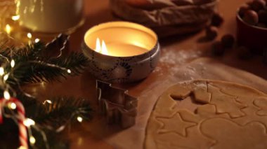 Noel 'de mum ışığı. Zencefilli ekmeğin sonu. Noel havası. Mumu söndür. 4K, 50fps