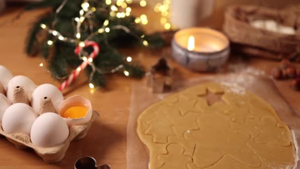 Vídeo em câmera lenta de massa crua para cozinhar biscoitos de Natal pão de gengibre na mesa de madeira — Vídeo de Stock