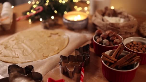 Vídeo em câmera lenta de massa crua para cozinhar biscoitos de Natal pão de gengibre na mesa de madeira — Vídeo de Stock