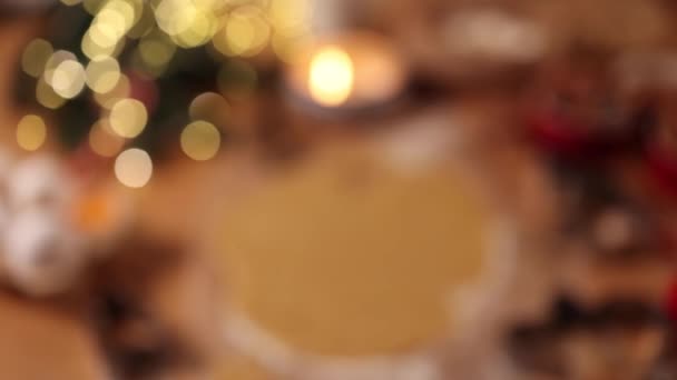 Rozostření videa syrového těsta na vaření vánoční cukroví perník na dřevěném stole — Stock video