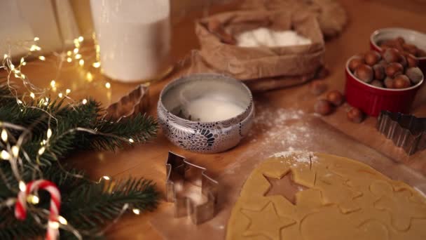 Candela a Natale. Fine della cottura del pan di zenzero. L'umore natalizio. Spegni la candela. 4K, 50fps — Video Stock
