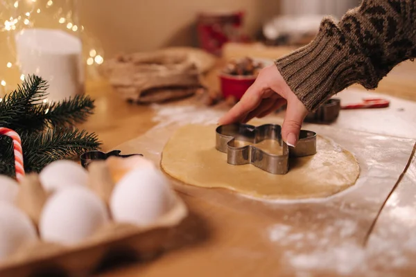 Woman making gingerbread at home. Female cutting cookies of gingerbread dough. Christmas and New Year traditions concept. Christmas bakery. Happy hollidays — Stock Photo, Image