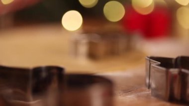 Ev yapımı fırın, geleneksel şenlikli tatlıları pişiren kadın. Ahşap masada çiğ zencefilli hamur kurabiyesi kesen bir kadın. Yeni yıl kutlaması gelenekleri. Noel havası