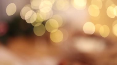 Noel kurabiyeleri pişirmek için çiğ hamuru ortadan kaldıran video ahşap masada zencefilli ekmek