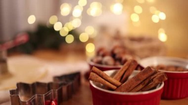 Ev yapımı tatlı konsepti. Zencefilli çöreğin Noel pastanesi. Kırmızı tabakta tarçın ve fındık