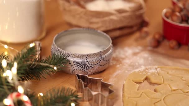 Noel 'de mum. Zencefilli ekmeğin sonu. Noel havası. Mumu söndür. 4K, 50fps — Stok video