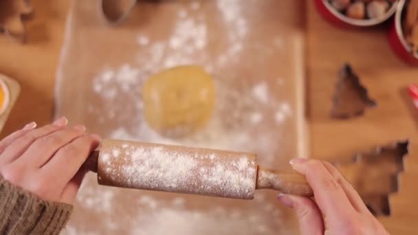 Zencefilli ekmek yapmak için yuvarlak broşa un serpiştiren ilk kişi. Üst Manzara. Çiğ hamur. Noel havası — Stok video