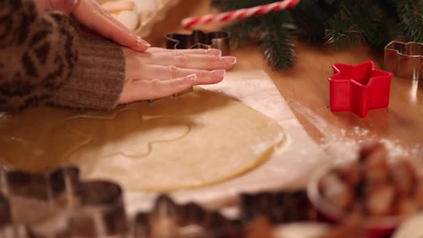 Mujer haciendo pan de jengibre en casa. Galletas de corte femenino de masa de pan de jengibre. Concepto de tradiciones de Navidad y Año Nuevo. Panadería de Navidad. Felices vacaciones. — Vídeo de stock