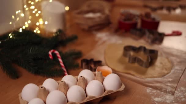 Padaria em casa, cozinhar doces festivos tradicionais. Corte de biscoitos de massa de gengibre crua na mesa de madeira. Tradições de celebração de Ano Novo. Humor de Natal — Vídeo de Stock