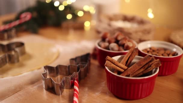 Σπιτικός φούρνος, μαγειρεύοντας παραδοσιακά γιορτινά γλυκά. Κοπή μπισκότων ακατέργαστης ζύμης από μελόψωμο σε ξύλινο τραπέζι. Πρωτοχρονιάτικες παραδόσεις. Χριστουγεννιάτικη διάθεση — Αρχείο Βίντεο