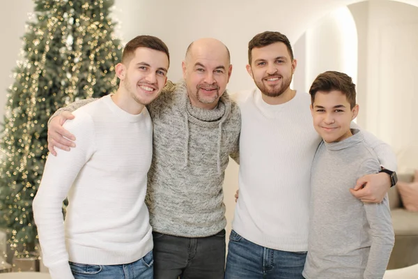 Jovem pai com três filhos. Grande família na véspera de Natal. O único homem — Fotografia de Stock