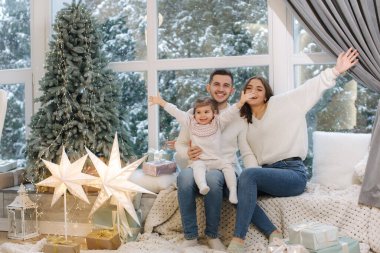 Mutlu vaftiz ebeveynler ve vaftiz kızları Noel arifesinde başbaşa vakit geçiriyorlar.