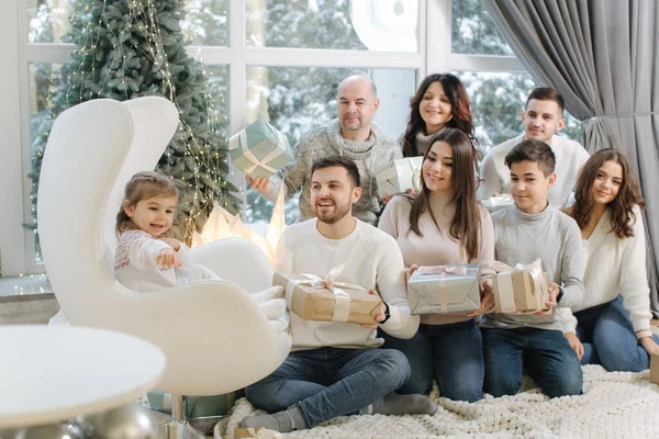 Noel manhã grande reunião. Grande família brincar com a neta e se divertir. Decoração de fadas dezembro tradição. Humor de Natal. Menina adorável — Fotografia de Stock