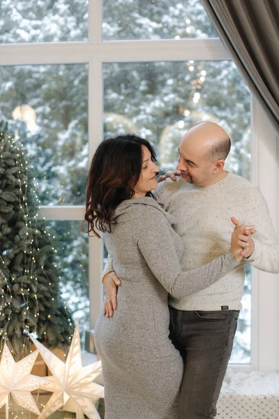 Felices abuelos se paran frente al abeto y esperan la Navidad — Foto de Stock