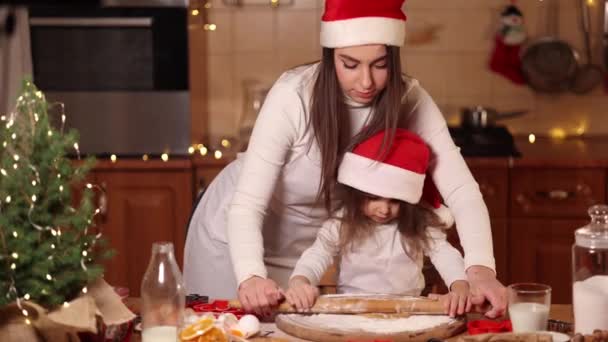 Maman et fille utilisant le rouleau à pâtisserie pour faire du pain d'épice. Vue du dessus de la pâte crue roulante pour le pain d'épice. L'humeur de Noël. Se préparer pour les vacances — Video