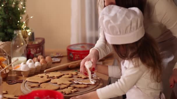 Maman en santas chapeau avec sa petite pâte décore pain d'épice à la maison. Noel et Nouvel An traditions concept. Boulangerie de Noël. Joyeuses fêtes — Video