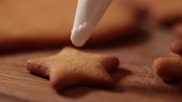 Macro video of gingerbread glazing. Brown cooked dough at wooden board. 4K 50fps — Video Stock