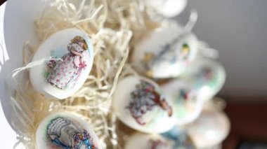 Tabakta güzel Paskalya yumurtası. Festival için yumurta süsledim ve boyadım. El yapımı parmak izi. Dikey video