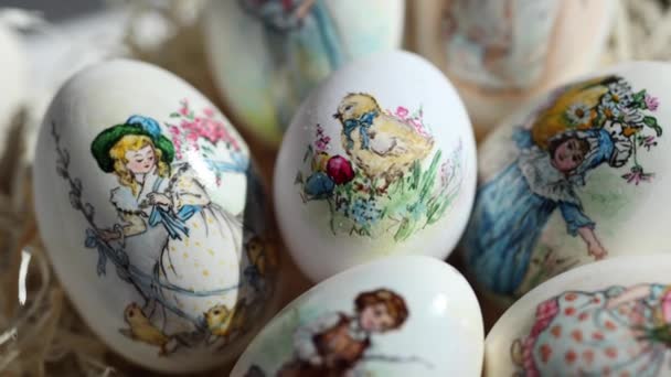 Primer plano de diferentes dibujos sobre huevos de ganso para el festival de Pascua. Huevos en heno. Impresión hecha a mano. Vacaciones de primavera. Concepto Pascua — Vídeo de stock