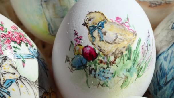 Zbliżenie różnych rysunków na jajach gęsi na Wielkanoc. Jaja na sianie. Ręcznie robiony odcisk. Wiosenne hollidays. Koncepcja wielkanocna — Wideo stockowe