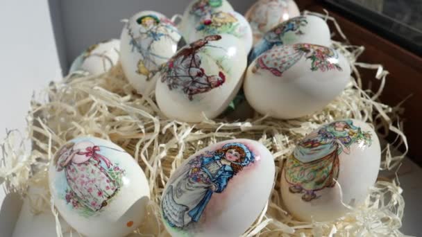 Veel verschillende tekeningen op ganzeneieren voor het Paasfeest. Eieren op hooi. Handgemaakte afdruk. Voorjaarsvakantie. Pasen concept — Stockvideo