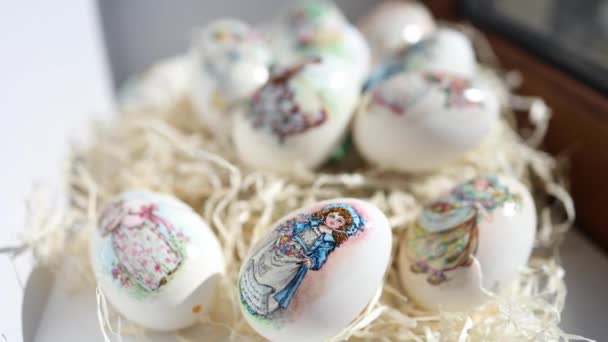Muchos dibujos diferentes sobre huevos de ganso para el festival de Pascua. Huevos en heno. Impresión hecha a mano. Vacaciones de primavera. Concepto Pascua — Vídeos de Stock