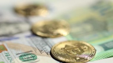 Bitcoin 'i 100 Euro ve Amerikan Doları banknotlarıyla kapatın. Bitcoin 'le Euro' yu değiş tokuş. Avro banknotlarında kripto para birimi. Dijital modern ödeme yöntemi. Sanal para kavramı