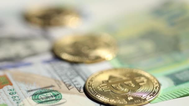 Primer plano de Bitcoin en billetes de cien euros y dólar estadounidense. Cambio de euro por bitcoin. Criptomoneda en billetes de euro. Método moderno digital de pago. Concep de dinero virtual — Vídeo de stock