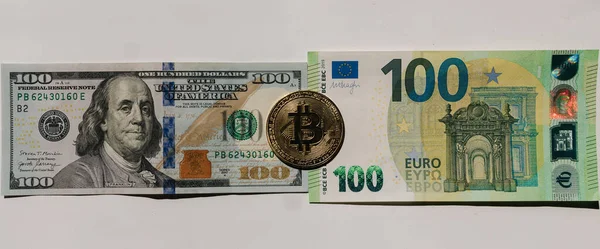 Criptomoeda digital bitcoin ouro deitado em dólares americanos e notas de euro. Diferença entre dinheiro virtual e dinheiro. Conceito de novo dinheiro virtual. Vista superior — Fotografia de Stock