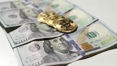 100 dolarlık banknotlar üzerine Bitcoin. Bitcoin 'e karşılık Amerikan doları. Dolar banknotları üzerinde kripto para. Dijital modern ödeme yöntemi. Sanal para kavramı