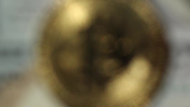 Vídeo desenfocado de monedas de oro brillante criptomoneda bitcoin en cien billetes de dólar estadounidense. Diferencia entre criptomonedas y efectivo. Primer plano — Vídeos de Stock