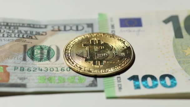 Digitální kryptoměna zlatých bitcoinů ležících na amerických dolarech a eurobankovkách. Rozdíl mezi virtuálními penězi a hotovostí. Koncept nových virtuálních peněz — Stock video