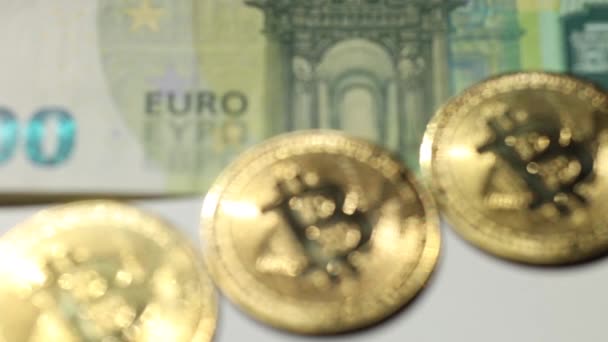 Video al rallentatore sfocato di bitcoin su banconote da cento euro. Scambio euro per bitcoin. Criptovaluta sulle banconote in euro. Metodo di pagamento digitale moderno. Concezione di denaro virtuale. Primo piano — Video Stock