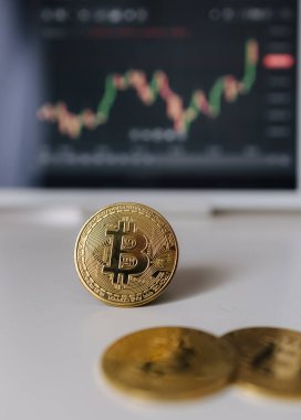 Tabletin arka planında, hisse senedi diyagramlı altın bitcoin kripto para birimi. Sanal paraya yatırım yapmak. Kripto para birimi kavramı