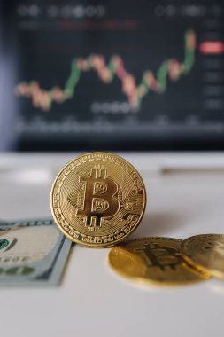 Altın bitcoin kripto para birimi ve tabletin arka planında hisse senedi diyagramı olan Amerikan doları. Sanal paraya yatırım yapmak. Kripto para birimi kavramı