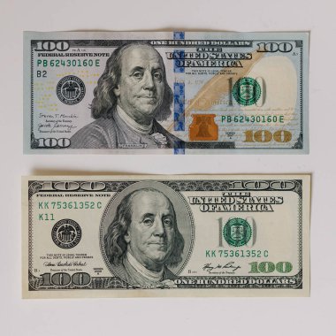 İki Amerikan doları arasındaki karşılaştırma, yeni ve eski. Beyaz arka planda 100 banknot