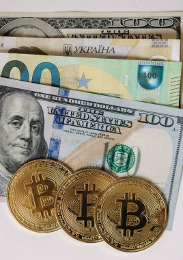 Farklı banknotların üzerinde duran altın bitcoin 'e yakın çekim. Kriptocyrrency yeni sanal parayla karşılaştırılır. Amerikan Doları Euro ve diğer nakit