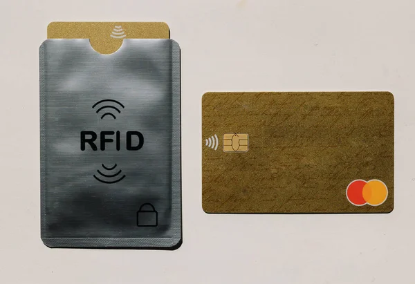 Comparison between simple credit card and card with protective RFID case. NFC contactless payment cards. Cyber cryme — Stock Photo, Image