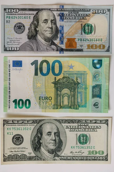 Porównanie trzech banknotów amerykańskich, nowych i starych oraz euro. Sto banknotów na białym tle — Zdjęcie stockowe